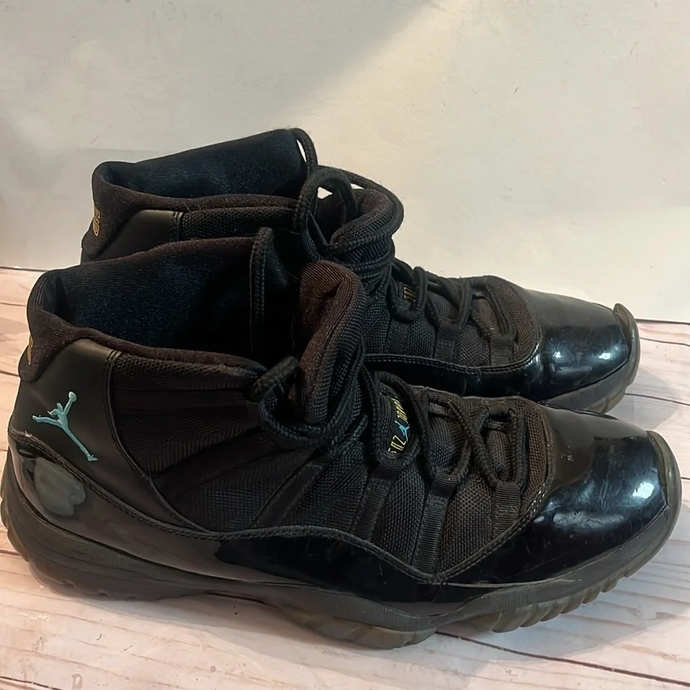 AIR JORDAN 11 XI RETRO USED SIZE 13.5 BLACK GAMMA BLUE VARSITY MAIZE